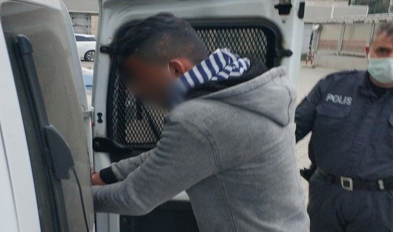 Mendil satma bahanesiyle zorlacüzdan gasp etmekten tutuklandı - Samsun’da mendil satma bahanesiyle yanına yaklaştıkları bir kişinin içinde 400 lira bulunan cüzdanını gasp ettiği iddia edilen 19 yaşındaki genç mahkemece tutuklandı.