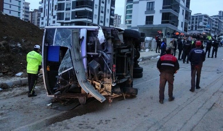 Atakum'da Belediyenin işçi servisi aracıdevrildi: 2 ölü, 20 yaralı - Samsun’da belediyenin işçi servis aracının devrilmesi sonucu meydana gelen kazada 2 kişi öldü, 20 kişi yaralandı.