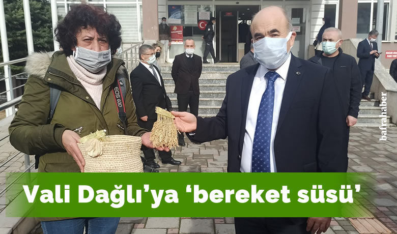 Vali Dağlı’ya ’bereket süsü’ - Samsun Valisi Doç. Dr. Zülkif Dağlı’ya, bereketi simgeleyen 41 adet başaktan yapılan ‘bereket süsü’ hediye edildi.