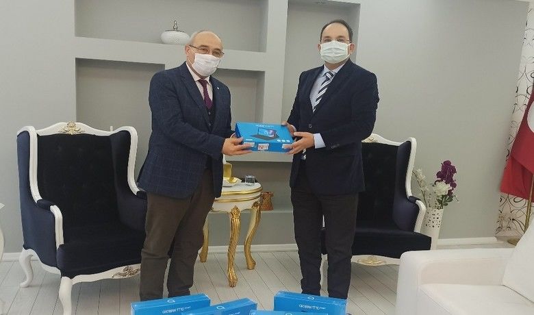 TOBB'dan Bafra’daki öğrencilere 55 tablet  - Türkiye Odalar ve Borsalar Birliği (TOBB) tarafından ihtiyaç sahibi öğrencilere gönderilen tablet bilgisayarlar İlçe Milli Eğitim Müdürlüğü’ne teslim edildi.