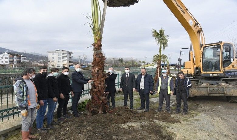 Togar: "51 yeniparkı halkımızın hizmetine sunduk" - Tekkeköy Belediye Başkanı Hasan Togar, bugüne kadar ilçe merkezinden kırsal mahallelerine kadar çocuk oyun alanları, kamelyaları, spor aletleri gibi farklı malzemelerle donattıkları 51 yeni parkı, toplamda 110 bin metre kare park alanını halkın hizmetine sunduklarını söyledi.