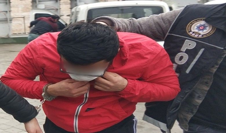 Uyuşturucu ticaretinden 1tutuklama 4 adli kontrol - Samsun’da sokak satıcılarına yönelik düzenlenen eş zamanlı uyuşturucu operasyonunda adliyeye sevk edilen bir kişi mahkeme tutuklanırken, 4 kişi ise adli kontrol şartıyla serbest bırakıldı.