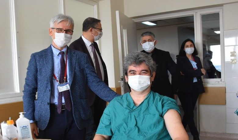 OMÜ Tıp’ta sağlıkçalışanları için aşılama başladı - Samsun Ondokuz Mayıs Üniversitesi (OMÜ) Tıp Fakültesi Hastanesi’nde sağlık çalışanlarına Kovid-19 aşısı yapılmaya başlandı.