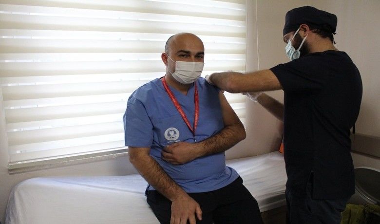Çarşamba’da ilk aşılama gerçekleşti
 - Kovid-19 aşılarının Samsun’un Çarşamba ilçesine gelmesiyle birlikte ilk olarak Aile Sağlığı Merkezi Müdürü Dr. Şevki Gülay ve sağlık çalışanları aşı oldu.