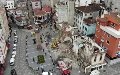 Saathane Meydanı’nda yıkım devam ediyor
