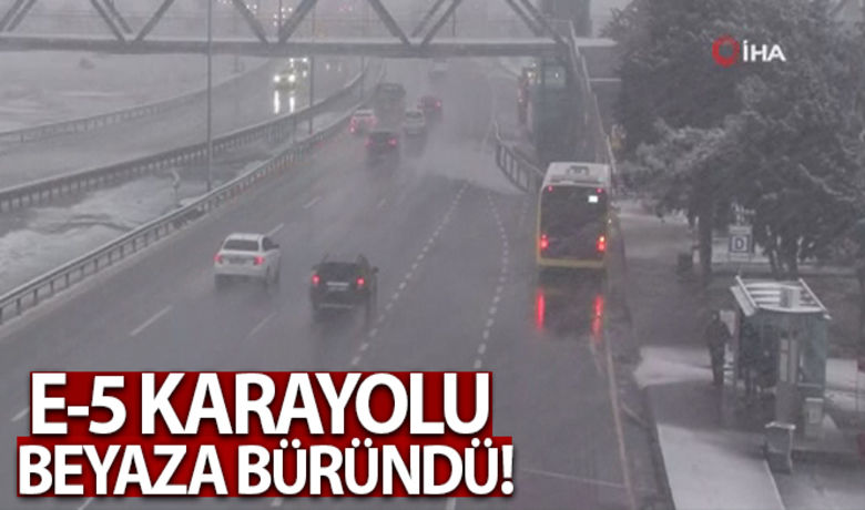 E-5 Karayolu beyaza büründü - Kar yağışı İstanbul’un bir çok noktasında etkili olurken, E-5 Karayolu beyaza bürünmeye başladı.
