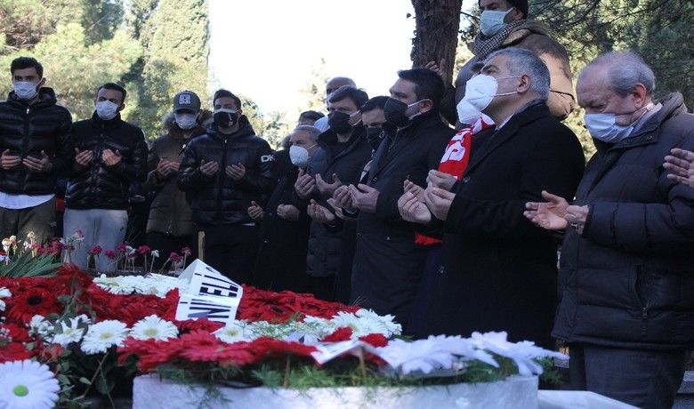 Samsunspor’un 32 yıllık acısı tazelendi
 - Samsunspor, 32 yıl önce 20 Ocak 1989’da yaşanan trafik kazasında hayatını kaybeden futbol adamlarını mezarları başında andı.