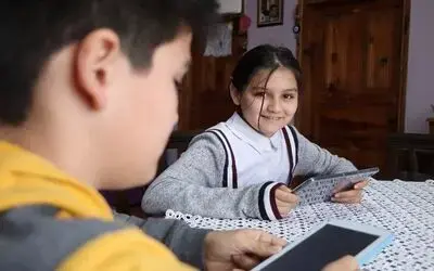 Okula olan özlemlerini tabletlerle gideriyorlar
