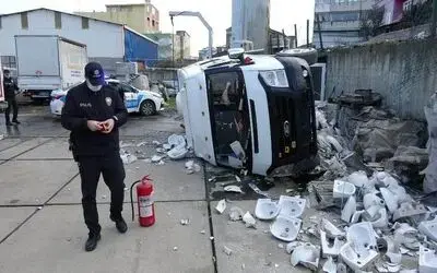 Hastalanan sürücü minibüsle akaryakıt istasyonunun bahçesine uçtu: 2 yaralı
