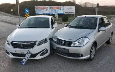 Samsun’da doktor ile hemşirenin kullandığı araçlar çarpıştı
