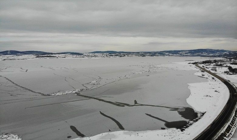 870 hektarlık göl buz tuttu
 - Samsun’un Ladik ilçesinde bulunan, turna balığıyla ünlü 870 hektarlık göl, hava sıcaklığının eksilere düşmesi nedeniyle buz tuttu.