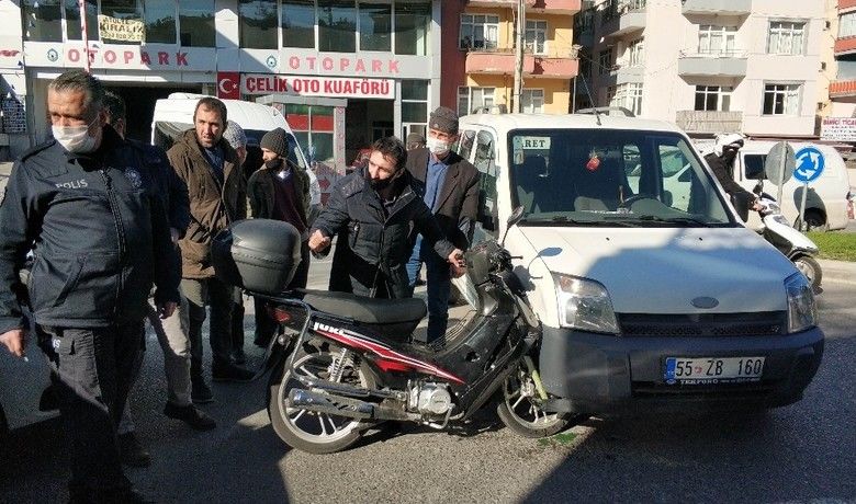 Samsun’da motosiklet hafif ticariaraçla çarpıştı: 1 yaralı - Samsun’da motosikletin kavşakta hafif ticari araçla çarpışması sonucu meydana gelen trafik kazasında motosiklet sürücüsü yaralandı.