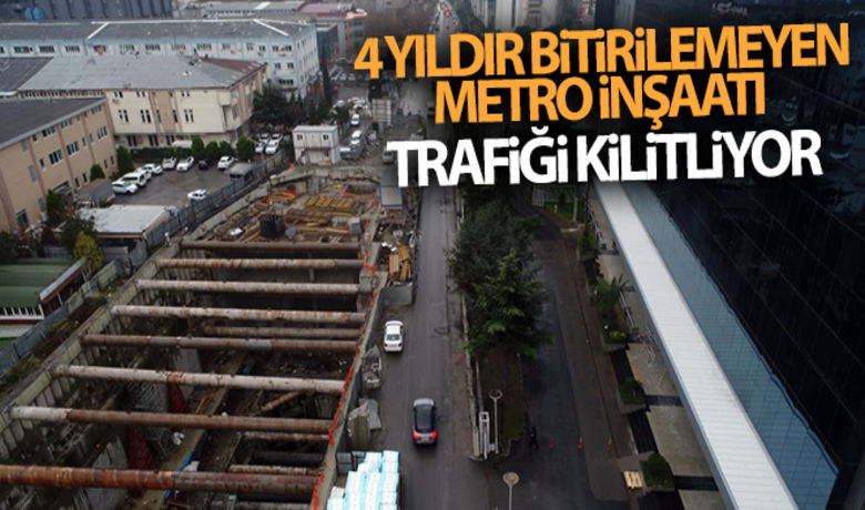 4 yıldır bitirilemeyenMetro inşaatı trafiği kilitliyor - Ataköy-İkitelli M9 Metro inşaatı çalışmaları 29 Ekim Caddesi’nin tek yönlü araç trafiğinde kilitlenmelere sebep oluyor. Kural tanımaz sürücüler ise ters yön tabelası olmasına rağmen yola girmeye çalışarak trafiğin altını üstüne getirdiler. Yaya yoluna arabaların çıkmasından dolayı vatandaşlar duruma isyan etti.