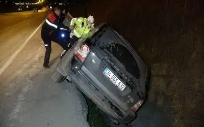 Samsun’da otomobil su kanıla devrildi: 1’i ağır 2 yaralı
