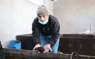 Solucanlarına gözü gibi bakıyor
