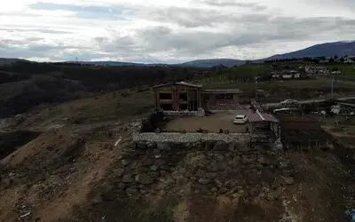 Yamacın başına yaptığı kale ile koronadan korunuyor
