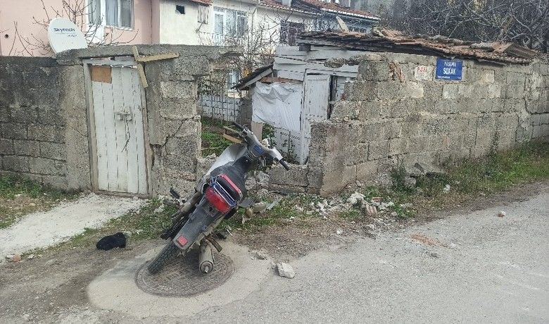 Polisin ’dur’ ihtarına uymayanmotosiklet sürücüsü duvara çarptı - Samsun’un Bafra ilçesinde polisin ’dur’ ihtarına uymayan tescilsiz ve ehliyetsiz motosiklet sürücüsü bir evin bahçe duvarına çarparak yaralandı.
