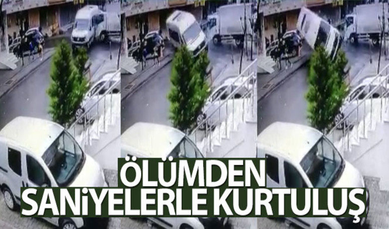 İstanbul'da ölümden saniyelerle kurtuluş kamerada - Sancaktepe’de servis minibüsü, kapalı kasa kamyonetin çarpması sonucu devrilerek yan yattı. Feci kaza kameralara yansırken, kaldırımda yürüyen 2 genç devrilmek üzere olan minibüsün altında kalmaktan son anda kurtuldu. Yaralanan minibüs sürücüsü ambulansla hastaneye kaldırıldı.