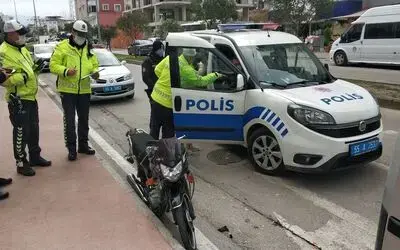 Motosikletli sürücü ehliyet sınavı sırasında sürücü adayının kullandığı araca çarptı: 2 yaralı