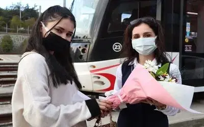 Raylara düşen kız hayatını kurtaran vatmanı unutmadı: "Ona bir can borçluyum"
