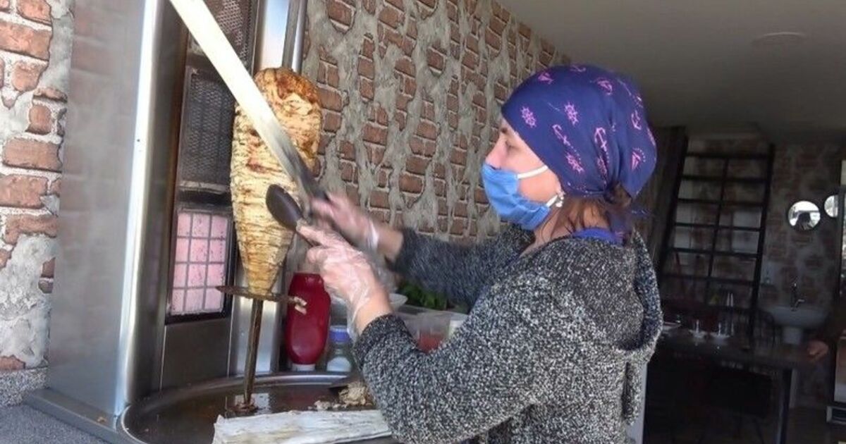 Kadın döner ustası parmakları yediriyor
