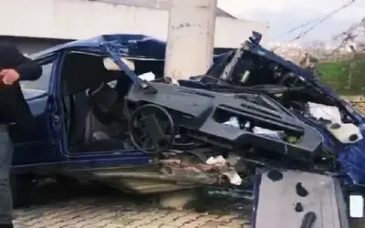 Samsun’da otomobil elektrik direğine çarptı: 2 yaralı

