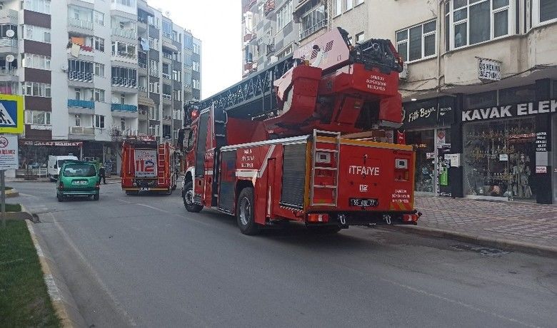 Çatıda mangal keyfi polisive itfaiyeyi alarma geçirdi - Samsun’un Bafra ilçesinde çatıda mangal keyfi polisi ve itfaiyeye alarma geçirdi