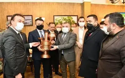 Başkan Özdemir, Bakan Pakdemirli’ye Havza semaveri hediye etti
