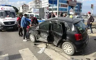 Samsun’da kavşakta iki otomobil çarpıştı: 5 yaralı
