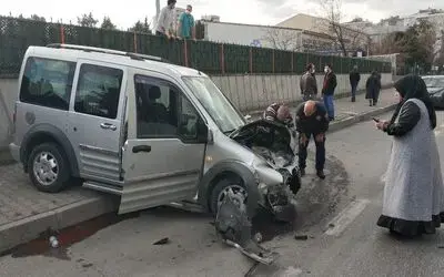Araç duvara çarptı, sürücü şok geçiren kızını teselli etti
