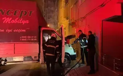 Kamyonet Bir Anda Şaseden Çıkan Kıvılcımlara Teslim Oldu