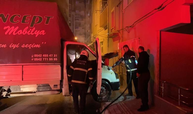 Kamyonet Bir Anda Şaseden Çıkan Kıvılcımlara Teslim Oldu