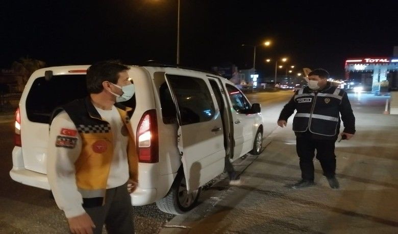 Bafra’da karantinayı ihlal edenşahıs polis ekiplerince yakalandı - Samsun’un Bafra ilçesinde polis uygulama noktasında yapılan kontrolde korana virüs (Kovid-19) testi pozitif olan bir şahıs yakalandı.