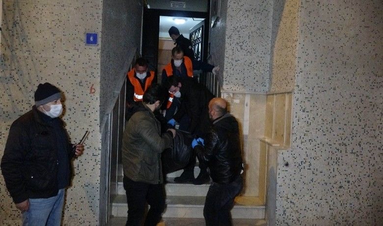 Mühendis koca 2 çocukannesi karısını boğazından bıçaklayarak öldürdü