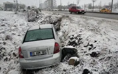 Samsun’da kardan kayan otomobil şarampole uçtu

