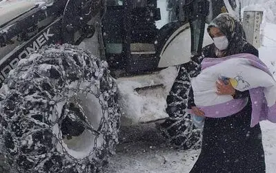 Küçük çocuğu almaya giden ambulans yolda kaldı, belediye ekipleri yetişti