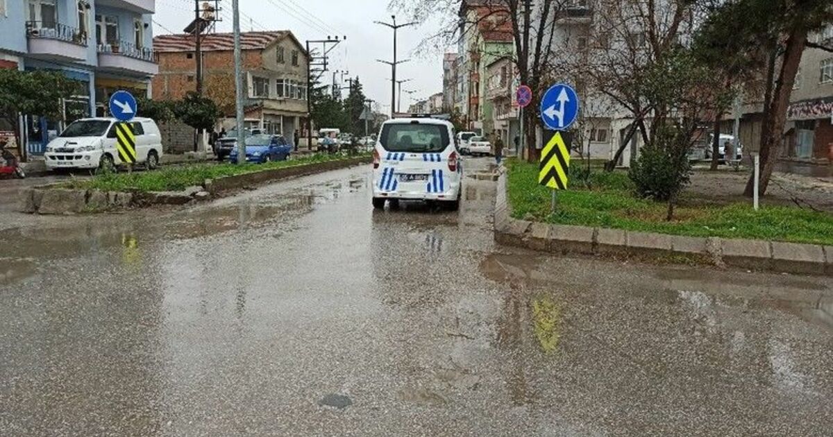 Yaşlı çifte çarpan sürücü kaçtı
