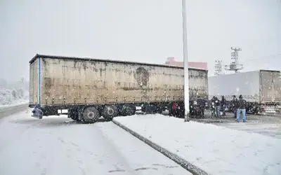 Yoğun karda kayan tır makas yaptı

