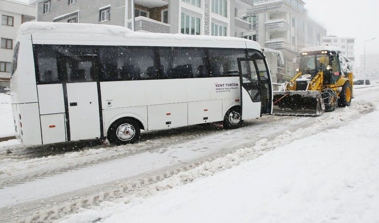 Atakum Belediyesi tümekipleriyle karla mücadelede - Atakum Belediyesi, ilçede etkili olan yoğun kar yağışı nedeniyle 21’i iş makinesi olmak üzere 36 araç ve 150’den fazla personel ile Atakum genelinde çalışma yürüttü.