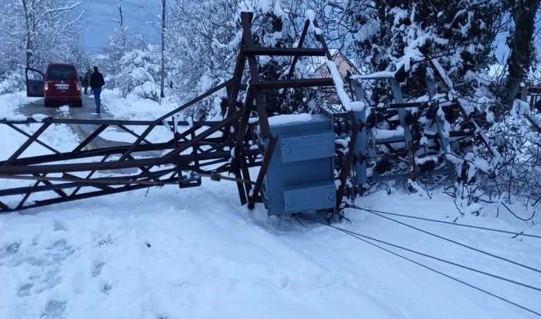 19 Mayıs'ta Yoğun karyağışı nedeniyle elektrik direği yıkıldı - Samsun’un 19 Mayıs ilçesinde yoğun kar yağışı nedeniyle elektrik direği yıkıldı.