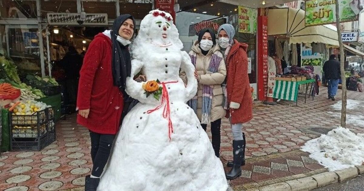 Kardan gelinlik ilgi odağı oldu
