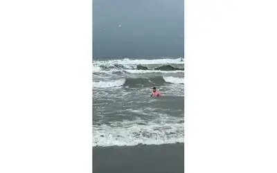 Samsun’da arkadaşlarıyla inatlaştı, kış ortasında denize girdi
