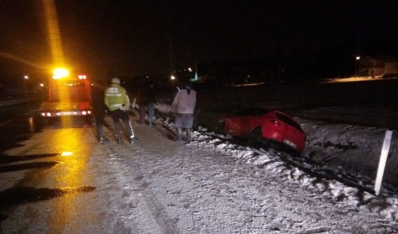 Buzlu yolda kayan otomobil kanala düştü - Samsun’un Alaçam ilçesinde kar yağışının ardından buzlanan yolda kayan otomobil kanala düştü.