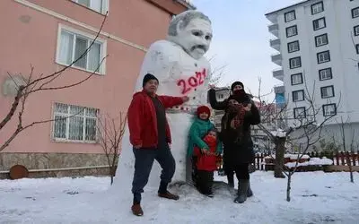 4 metre uzunluğunda dev kardan adam yaptılar
