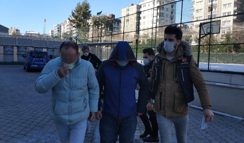 Samsun’da uyuşturucu ticaretinden 3kişi adliyeye sevk edildi - Samsun’da narkotik polisi tarafından sokak satıcılarına yönelik düzenlenen operasyonda gözaltına alınan 3 kişi adliyeye sevk edildi.
