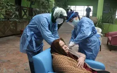Huzurevi sakinlerinden aşı yapan sağlıkçılara sevgi seli
