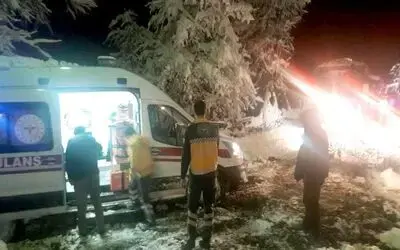 Ambulanslara geçit vermeyen yollar açıldı, hastalar sağlık merkezlerine ulaştırıldı
