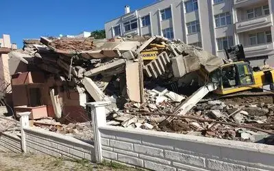 İş makinası ve operatör inşaatın altında kaldı
