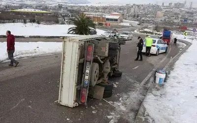 Samsun’da buzdan kayan kamyonet devrildi: 3 yaralı
