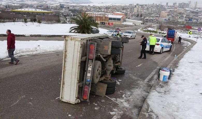 Samsun’da buzdan kayankamyonet devrildi: 3 yaralı - Samsun’da kavşakta buzdan kayan kamyonetin devrilmesi sonucu meydana gelen trafik kazasında 3 kişi yaralandı.